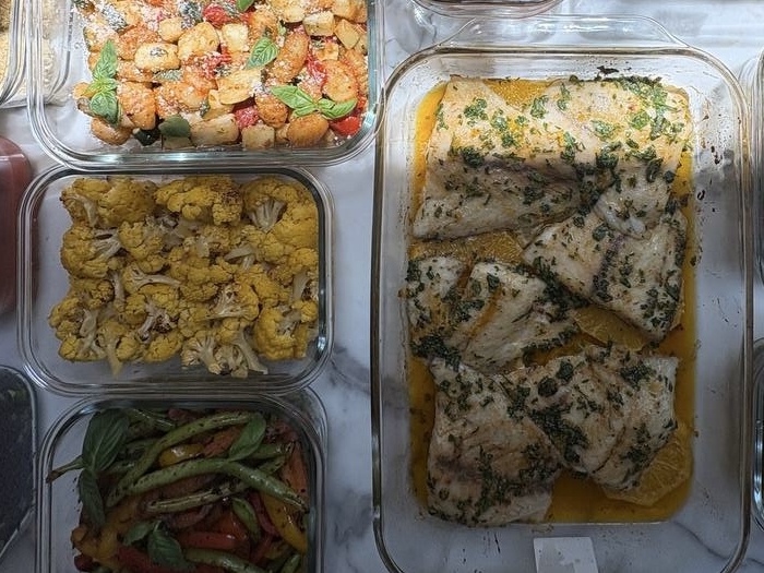 Порции meal prep, приготовленные шефом на неделю для семьи клиента